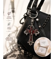 Kırmızı Kelebek Detaylı Gotik Haç Anahtarlık – Unisex Vintage Stil Aksesuar