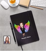 Kişiye Özel Melek Anne Karikatürlü Siyah Defter Kalem Hediye Seti Model-4 (Kırmızı)