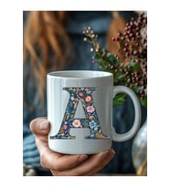 Çiçekli Harf Şeklinde Kişiye Özel 3 Boyutlu Tasarım Seramik Kupa Mug - Hediyelik (Beyaz)