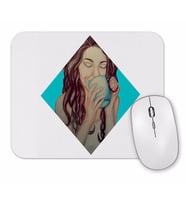 Mulher Bebendo Em Sua Xicara Azul Mouse Pad