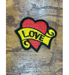 ÜTÜ İLE YAPIŞAN LOVE KALPLİ ARMA DİKİŞ APLİKE 5X4 CM