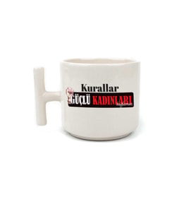 Kurallar Güçlü Kadınları Bağlamaz Baskılı Kadınlar Günü Beyaz Kulplu T Kupa