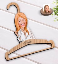 BK Gift Kişiye Özel Kadın Model Karikatürlü Standart Boy Ahşap Elbise Askısı-2