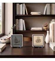 10x10 cm İkili Stantlı Tesbih Zikri ve Orijinal Metinli Bismillâhirrahmânirrahîm Ofis Masalarına Değer Katan Parçalar 10x10 cm, Pudra - Kül Gri