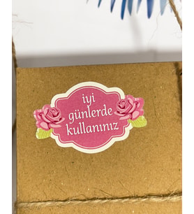 İyi Günlerde Kullanınız Güllü Özel Kesim Yapışkanlı Etiket 32x50 mm 63 Adet