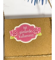 İyi Günlerde Kullanınız Güllü Özel Kesim Yapışkanlı Etiket 32x50 mm 63 Adet
