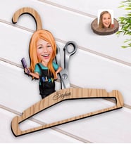 BK Gift Kişiye Özel Kadın Kuaför Karikatürlü Standart Boy Ahşap Elbise Askısı-1
