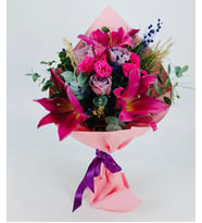 Bukette Pembe Lilyum ve Lila Güller