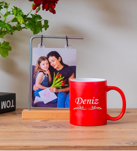 Kişiye Özel Ahşap Standlı Fotoğraflı Çerçevesi & Renkli Kupa Bardak Model no:875 (Kırmızı)