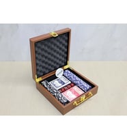 Deri Çantalı 100 Chip Ve 2 Adet İskambil Kağitına Sahip Poker Oyunu