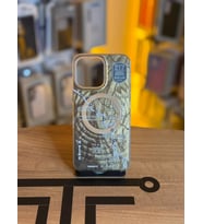 iPhone 14 Pro Max Uyumlu Renkli İllüstrasyon Özel Tasarım Silikon Kılıf (Altın)