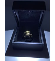 Işıklı kutuda sarılan eller yüzük çelik ayarlanabilir anlamlı hediye sevgiliye hediye (Gold)