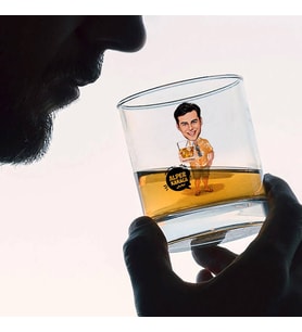 Kişiye Özel Tatildeki Yakışıklı Karikatürlü Viski Bardağı