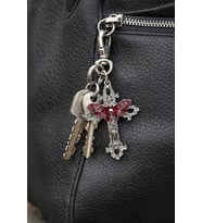 Gotik Kuru Kafa Detaylı Kırmızı Butterfly Figürlü Metal Anahtarlık Unisex