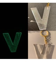 V Harfi Fosforlu Neon Yeşil Renk Parlak Simli Gold Aksesuarlı Anahtarlık El Yapımı Epoksi Hediyelik