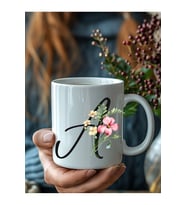 Çiçekli İtalik Harf Şeklinde Kişiye Özel 3 Boyutlu Tasarım Seramik Kupa Mug - Hediyelik (Beyaz)