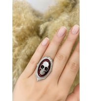 Kırmızı Kuru Kafa Tablo – Asi Ruhun, Gücün ve Sanatsal Karanlığın Simgesi