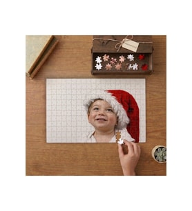 Noel Şapkalı Küçük Çocuk Tasarımı 240 parça Ahşap Puzzle Ahşap Kutuda MP00642