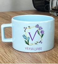 Kişiye Özel Çiçekli V Harfli Hediye Pastel Fincan İsim Soyisim Yazılı (Mavi)