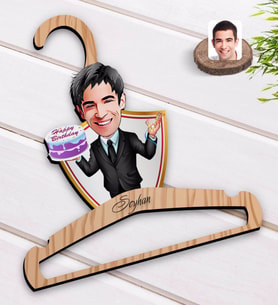 BK Gift Kişiye Özel Erkek Doğum Günü Karikatürlü Standart Boy Ahşap Elbise Askısı-2