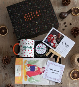 Kişiye Özel Çilek Desenli Hediye Kutusu - Kişiye Özel Kupa Standart, Çay, Takvim, Mum Doğum Günü Hediyesi