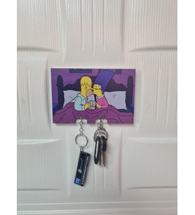 Homer ve Marge’ın Romantik Ahşap Anahtarlığı – Sevginin ve Şıklığın Buluştuğu Eşsiz Tasarım