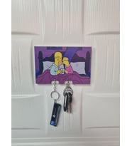 Homer ve Marge’ın Romantik Ahşap Anahtarlığı – Sevginin ve Şıklığın Buluştuğu Eşsiz Tasarım