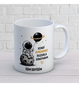 Kişiye Özel Kendi Evrenimde Huzurla Dönüyorum Baskılı Kupa – İsimli Astronot Tasarımlı Hediye