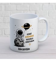 Kişiye Özel Kendi Evrenimde Huzurla Dönüyorum Baskılı Kupa – İsimli Astronot Tasarımlı Hediye