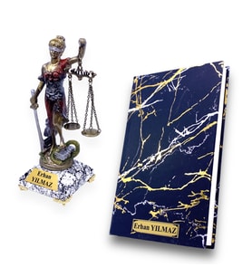 Kişiye Özel Hediye Seti, Beyaz Mermer Tasarımlı Kaideli Adalet Heykeli ve Defter (Model 1)
