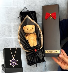 Hediye Kutusunda İsimli Peluş Ayıcık Buketi ve Gerçek Ametist Taşlı Lotus Kolye (Model 1)
