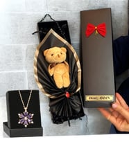 Hediye Kutusunda İsimli Peluş Ayıcık Buketi ve Gerçek Ametist Taşlı Lotus Kolye (Model 1)