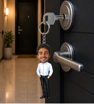 Kişiye Özel Fotoğraflı Karikatür Anahtarlık – Kapı Anahtarı Temalı Sevimli Tasarım