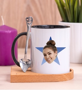 Kişiye Özel Mavi Yıldız Kafa Fotoğraflı Ahşap Altlıklı Siyah Kupa Bardak
