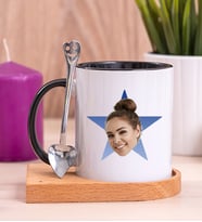 Kişiye Özel Mavi Yıldız Kafa Fotoğraflı Ahşap Altlıklı Siyah Kupa Bardak