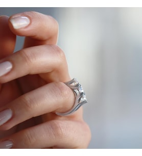 Üç Taşlı V Montür Sky Diamond Yüzük