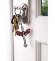 Gotik Kuru Kafa Butterfly Detaylı Metal Anahtarlık Kırmızı Siyah Unisex