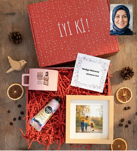 Kişiye Özel Karikatürlü Best Mom Ever Anneye Hediye Hediye Kutusu - Kişiye Özel Lüks Pastel Fincan, El Kremi, Ahşap Fotoğraf Çerçevesi Anneler Günü Hediyesi