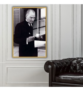 Metal Çerçeveli Temperli Cam Ofis Tablosu Kahve İçen Atatürk (Gold)