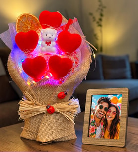 Kişiye Özel Ahşap Fotoğraflı Çerçeve & Renkli Led Işıklı Ayıcıklı Kırmızı Kalp Buketi Romantik Hediye