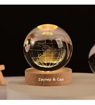 Kişiye Özel Büyük Boy Işıklı Ahşap Kaideli Dünya Cam Küre 8cm