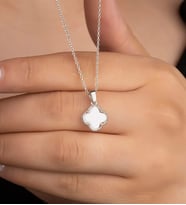 Saklı Takı 925 Ayar Gümüş Taşlı Yonca Kolye