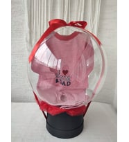 Büyülü Balon-Unisex Bebek Şapkalı Tulum Yılbaşı Doğum Tebrik Günü Hediye Sepeti Kutusu (Yılbaşı Kırmızısı)