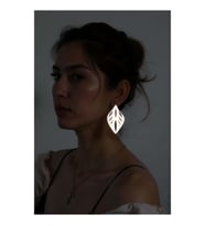 Beyaz Reflektörlü Damla Küpe, Şık Tasarım Lazer Kesim Küpe