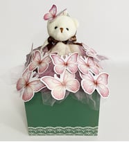 Ahşap Kare Kutuda Led Işıklı Soft Pembe Kelebekler ve Sevimli Beyaz Peluş Ayıcık  Dekoratif Tasarım Kelebek Buketi (Yeşil-Pembe)