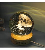 Büyük Boy Işıklı Ahşap Kaideli Astronot Temalı Cam Küre 8cm