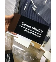OFİS KAPI BİRİM YÖNLENDİRME LEVHASI PLEKSİ 20*10 CM