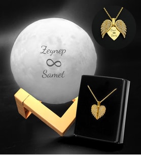 Kişiye Özel 3D Ay Şeklinde Dekoratif Gece Lambası (Standlı) & Kişiye Özel Kanatlı Melek Kolye