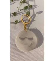 Umursamaz Yüzlü Emoji Şekilli Sedefli Beyaz Renkli Gold Aksesuarlı Epoksi Anahtarlık El Yapımı