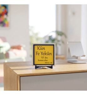 “Kün Fe Yekûn” Yazılı Manevi Dekorasyon Objesi, Kur’an-ı Kerim Ayetinden İlham Alan Şık Kare Pano 10x10 cm